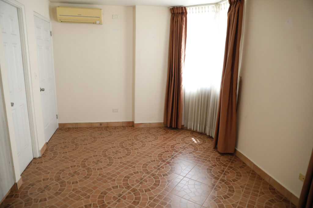 Primera Recámara - First Bedroom